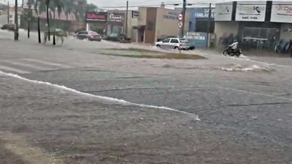 A avenida Emílio Arroyo Hernandes, no bairro Pozzobon, ficou alagada em alguns pontos (Foto: Reprodução)