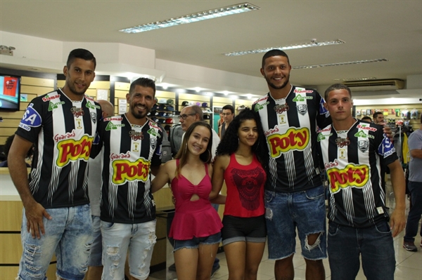 Karen e Vitória ao lado dos jogadores Bruno Pianissolla, Ricardinho, Bruno Baio e Érick Salles (Foto: Rafael Nascimento/CAV)