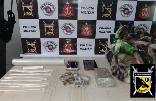 A droga estava escondida na costura de uma cortina na casa das mulheres em Rio Preto  (Foto: Polícia Militar)