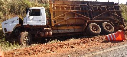 Carro e caminhão batem de frente 