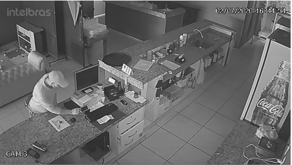 Imagens concedidas com exclusividade ao A Cidade mostram a ação de um criminoso dentro de um restaurante de Votuporanga (Foto: Arquivo pessoal)