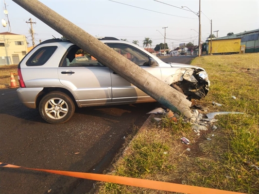 Motorista derrubou um poste em uma rua de Nova Granada — Foto: Arquivo Pessoal