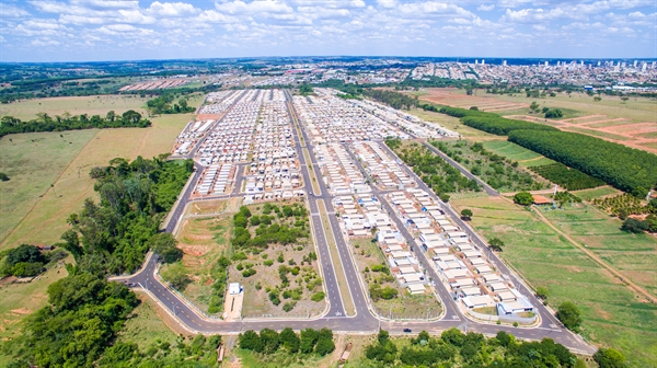 A obra substituiu quase seis mil metros de tubulação de rede de água potável no bairro; também foi aplicado novo asfalto e sinalização (Foto: Prefeitura de Votuporanga)