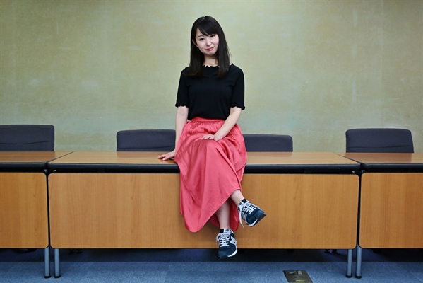 Atriz japonesa Yumi Ishikawa lançou uma campanha contra a obrigatoriedade do salto alto no trabalho. Uma petição foi entregue ao governo nesta segunda-feira (3)  (Foto: Charly Triballeau / AFP)