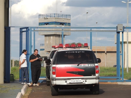 A jovem foi presa após tentar entrar na penitenciária de Riolândia com drogas (Foto: Reprodução/Internet)