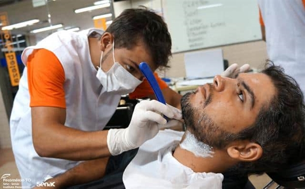 Barbearias e salões de beleza podem voltar a funcionar com algumas restrições (Foto: Divulgação Senac)