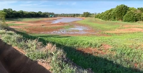 Represa que abastece Santa Fé do Sul está com 10% da capacidade (Foto: Reprodução/TV TEM)