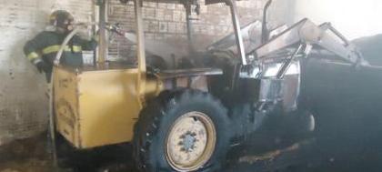 Fogo destrói pá carregadeira em barracão 