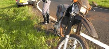 Motocicleta passa reto em trevo e fere condutor
