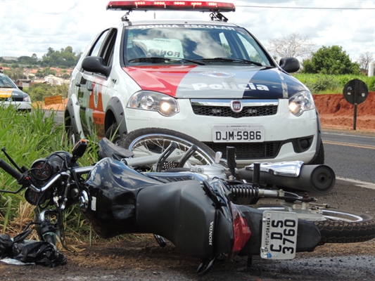 Motociclista fica ferida após colisão em trevo