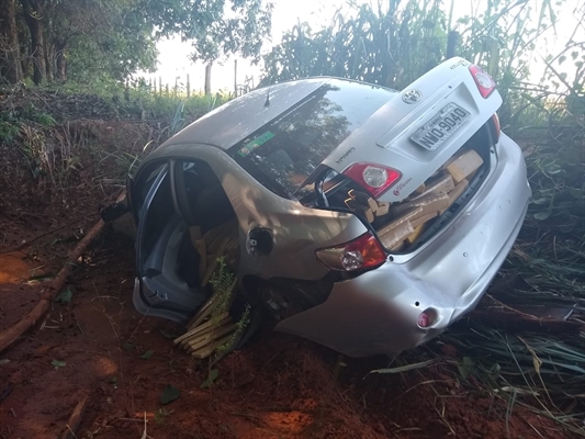 Homem bate o carro durante perseguição da polícia em Estrela d'Oeste  (Foto: Arquivo Pessoal)