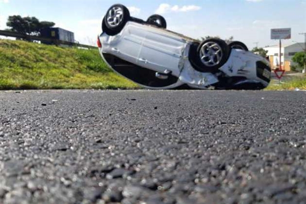 Carro capota na BR-153 em Rio Preto (Foto: Comunicação PRF)