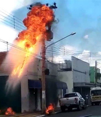 Transformador explodiu e assuntou pedestres no Centro de Pereira Barreto (SP) (Foto: Arquivo Pessoal)
