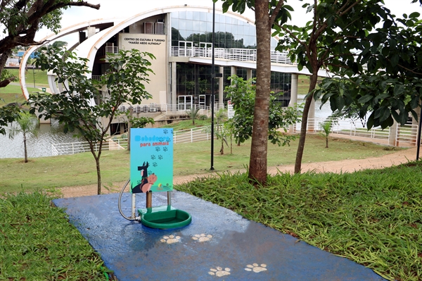O bebedouro é composto por um cocho, que é um recipiente utilizado para hidratar os animais (Foto: Prefeitura de Votuporanga)