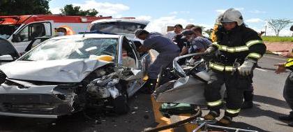 Automóveis batem de frente em violento acidente 
