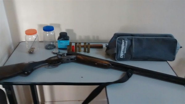Com eles foram apreendidos arma, cartuchos e vários apetrechos para a caça (Foto: Divulgação/Polícia Militar)