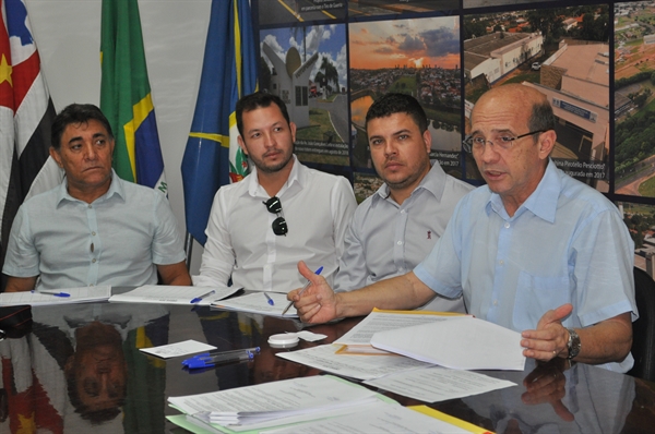 O prefeito João Dado assinou cinco ordens de serviços para início de obras na cidade (Foto: Érika Chausson/A Cidade)
