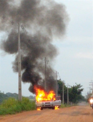 Carro pegou fogo na manhã desta quarta-feira em Votuporanga (Foto: Reprodução)