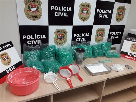 Policiais também apreenderam utensílios usados para manipular e pesar a cocaína (Foto: Divulgação/Polícia Civil)