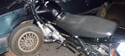 Colisão faz moto "entrar" em carro em avenida