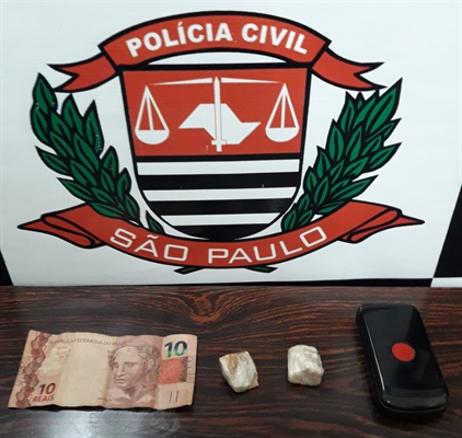Os policiais apreenderam um aparelho celular, pequena quantia em dinheiro e algumas porções de entorpecente (Foto: Divulgação/DISE)