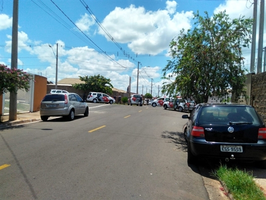 Três assaltantes foram detidos depois de tentar  esconder em uma residência no bairro Luz da Esperança (Foto: Reprodução)