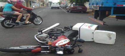 Motociclista fica ferido após bater em caminhão