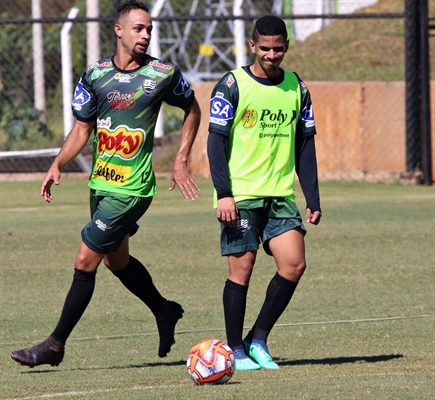 Os atacantes Léo Santos e Kaynan em treinamento da Votuporanguense na Arena Plínio Marin (Foto: Rafael Bento/CAV)