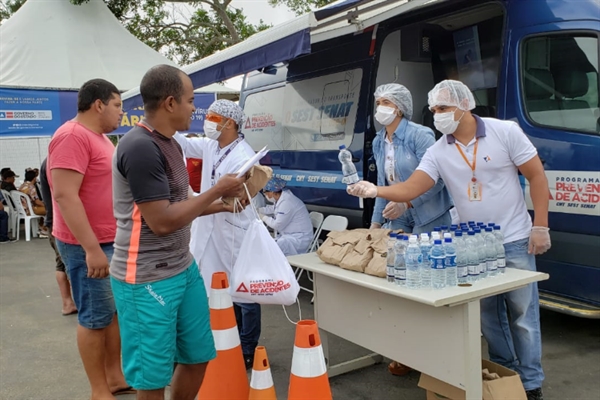 Caminhoneiros que passaram pela Euclides da Cunha, no trecho de Votuporanga, receberam as doações ( Foto: Divulgação SestSenat)