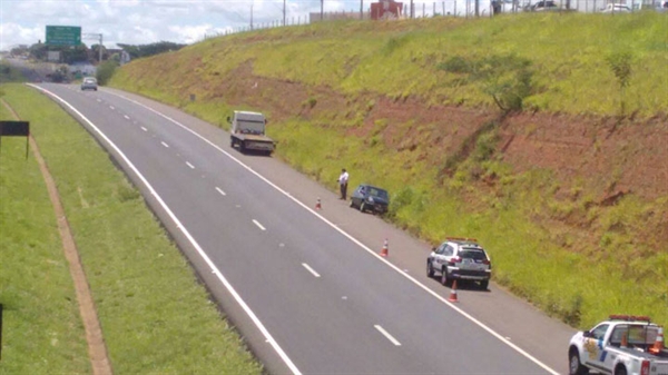 Carro e caminhão colidem na Euclides da Cunha