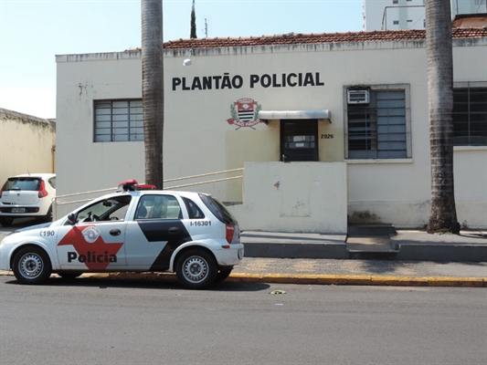 Indivíduos tentam quebrar bancas de jornais