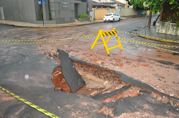 A chuva abriu um buraco na rua Sergipe, perto da esquina com a Ceará, no Centro; parte da via precisou ser interditada (Foto: Daniel Castro/A Cidade)