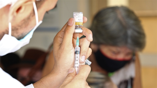 Ação incentiva a doação de alimentos nos pontos de vacinação contra a Covid-19 (Foto: Divulgação)