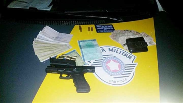 Homem é flagrado com pistola e R$550 mil