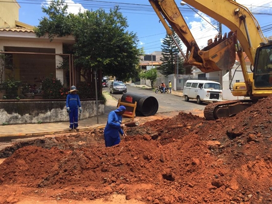 Os trabalhadores abriram um buraco na rua Ceará para cessar os problemas de vedação (Foto: Érika Chausson/A Cidade)