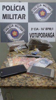 Drogas e dinheiro foram apreendidos pela Polícia Militar no bairro Chácara das Paineiras (Foto: Divulgação/Polícia Militar)