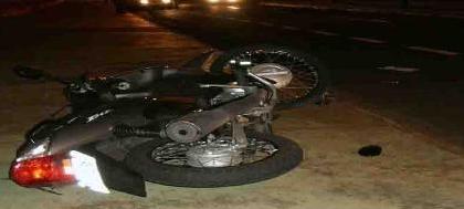 Homem vai para UTI após queda de moto em avenida