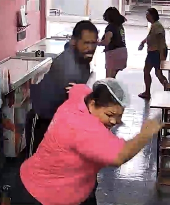 Câmeras da sorveteria flagraram o momento exato em que a trabalhadora do local foi agredida (Foto: Reprodução/Facebook)