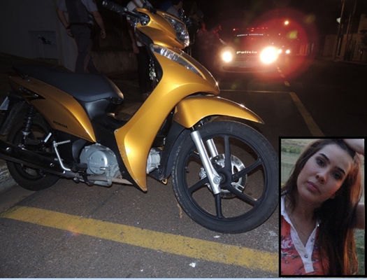 Jovem fica gravemente ferida ao bater moto contra árvore na rua Bahia