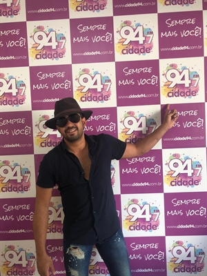Nesta quinta-feira, na Cidade FM, Marlon Serpa cantou diversas canções e sucessos de sua carreira musical (Foto: A Cidade)
