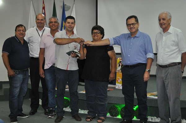 A contemplada com o carro zero quilômetro da campanha foi a Lourdes Peres (Foto: A Cidade)