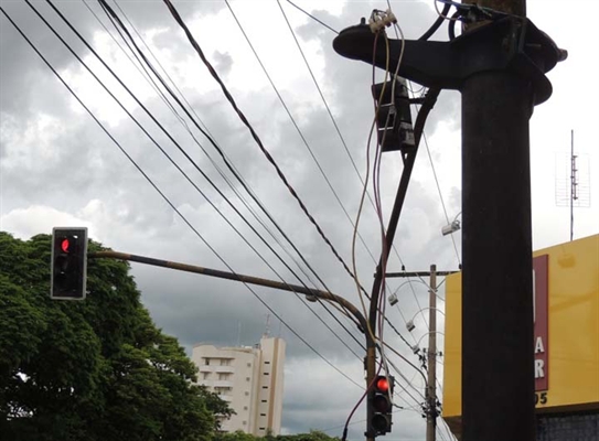 Desconhecidos furtam semáforo de cruzamento na região central