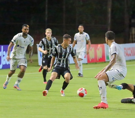 O jogo entre Votuporanguense e São Bernardo foi bastante tumultuado (Foto: Rafa Bento/CAV)