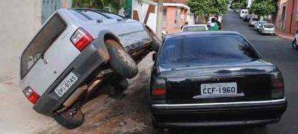 Motorista coloca carro embaixo de outro 