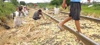 PM detém menor furtando milho de vagão de trem