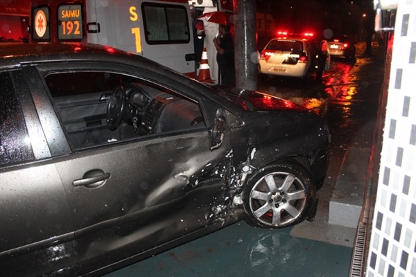 Carros batem forte na Francisco Villar Horta