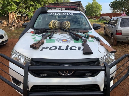 Armas e couro de sucuri apreendidos pela polícia em Floreal. (Foto: Divulgação/ G1)