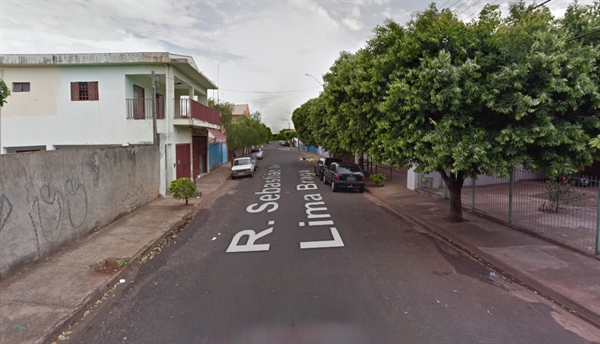 O crime foi registrado no bairro Pozzobon enquanto a vítima caminhava pela calçada (Foto: Reprodução)