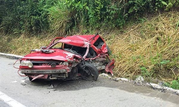 Acidente entre carro e ambulância deixou dois mortos, nesta quinta-feira, na Via Dutra - Divulgação PRF  