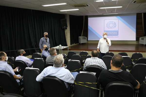 Seba e prefeitos de outros 11 municípios da região discutiram sobre ações de desenvolvimento ambiental (Foto: Prefeitura de Votuporanga)